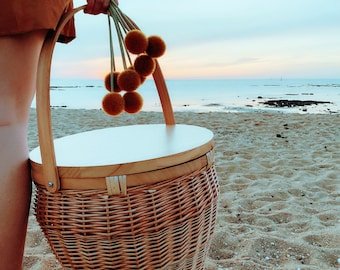 PERSONALISED INSULATED PICNIC BASKET WITH CHEESEBOARD LIDPicnic BasketPicnic Basket